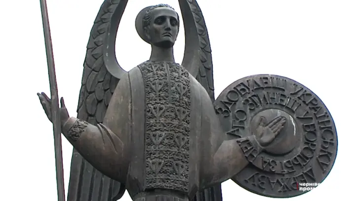 Історія встановлення та опір совєтам: у Чернівцях 30 років стоїть пам’ятник Буковинському куреню