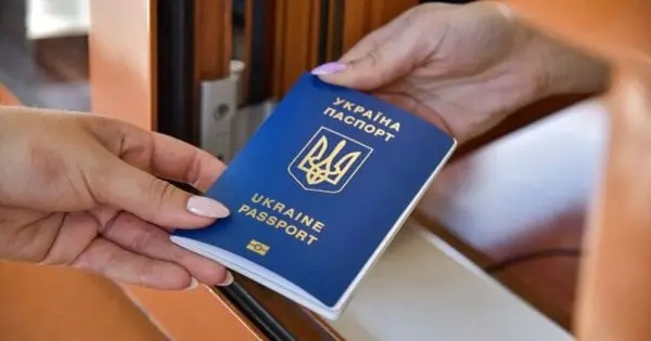 На Закарпатті посадовицю міграційної служби підозрюють у систематичному хабарництві