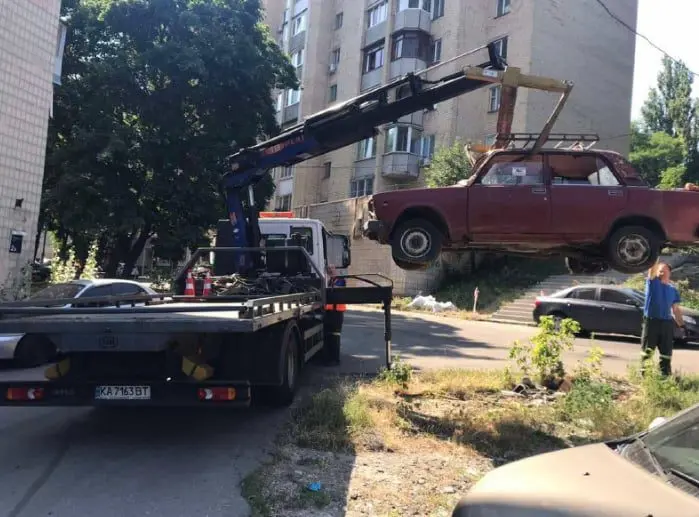 КМВА: у дворах та на вулицях Києва залишились неприбраними 194 автівки, обліковані як занедбані