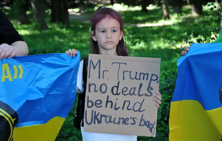 «Ні обміну територіями — ми вимагаємо обміну полоненими!»: у столиці відбулася акція протесту під посольством США