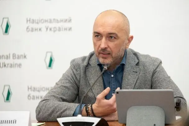 Публічна віра — приватний долар: у що інвестує голова НБУ?
