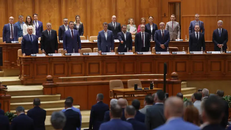 Уряд Румунії пережив чотири вотуми недовіри через плани скорочення дефіциту