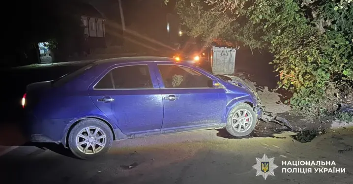 ДТП у Чернівцях: Зіткнення з деревом, є постраждалі
