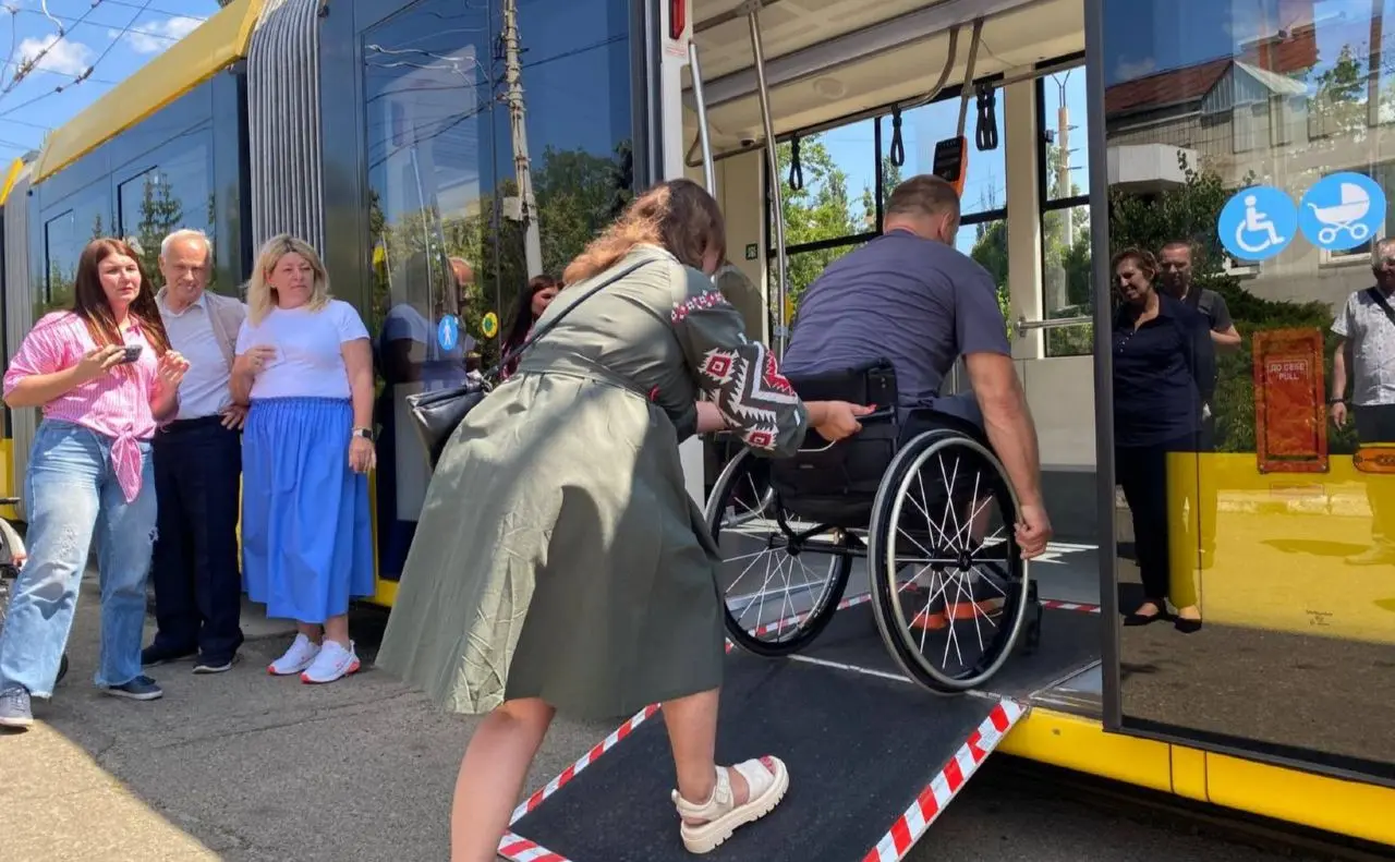 Водіїв київських автобусів, трамваїв та тролейбусів навчають краще розуміти потреби людей з інвалідністю