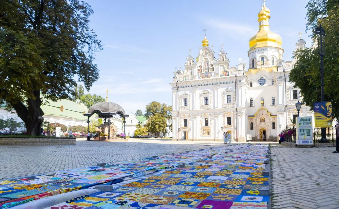 Біля Лаврської дзвіниці розгорнули перші 600 метрів найбільшої у світі клаптикової ковдри. ФОТО