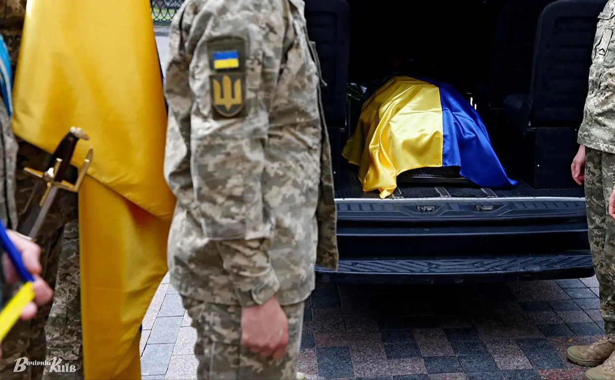 Майже рік вважався зниклим безвісти: на Київщину «на щиті» повертається сержант Микола Синяк