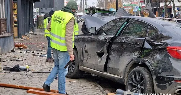 П’яний водій BMW отримав 9 років тюрми за вбивство трьох людей на зупинці в Хмельницькому