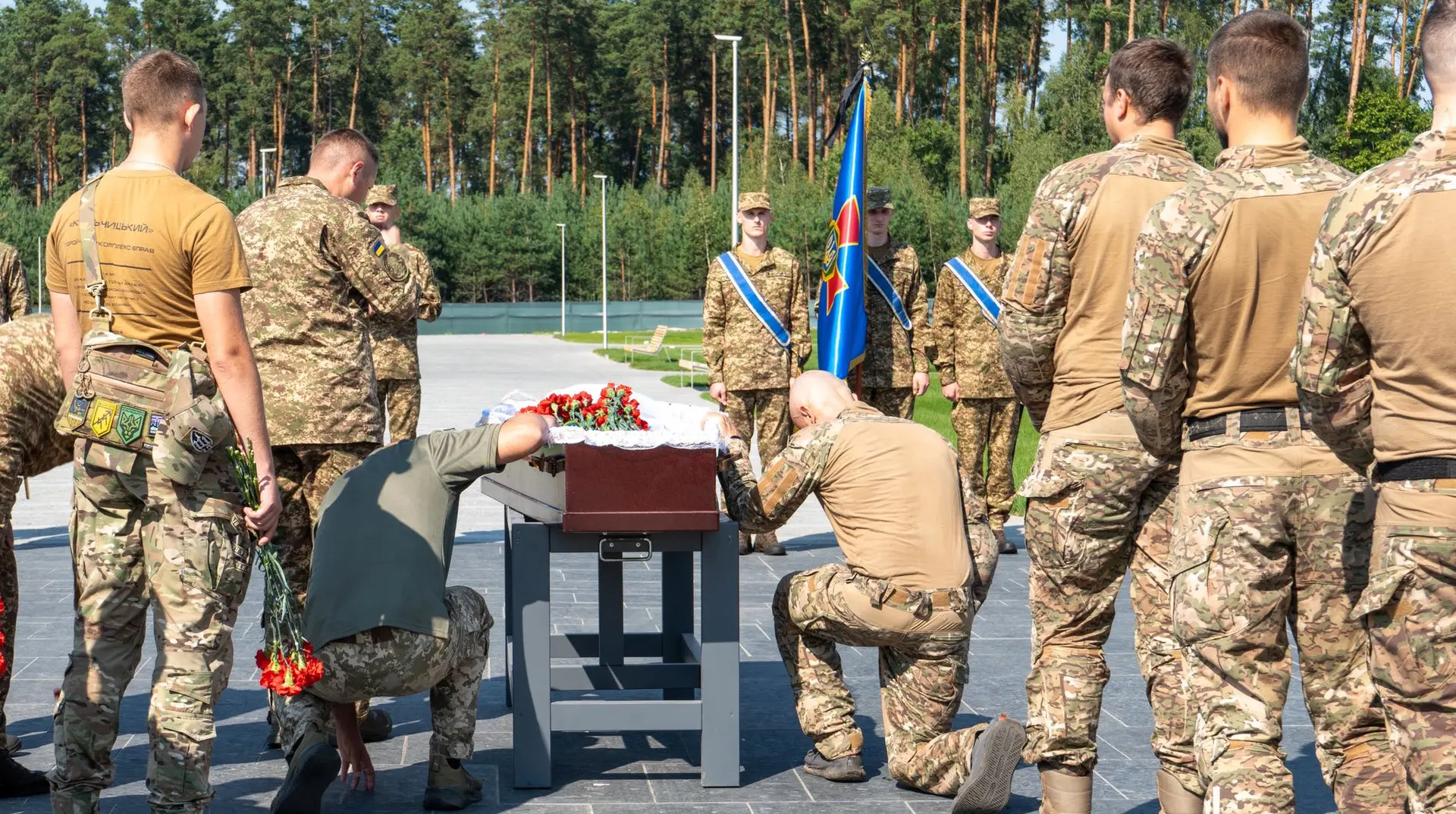 "Усюди був першим": на Національному меморіальному кладовищі поховали першого упізнаного захисника