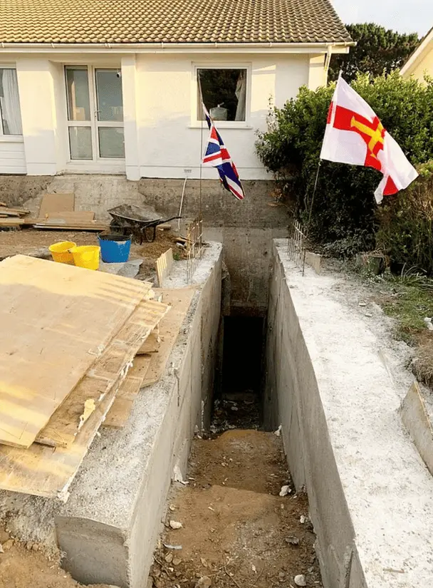 Під будинком подружжя виявили нацистський бункер із моторошним написом (фото)