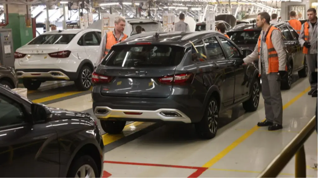 На найбільшому російському автозаводі почалися масові звільнення