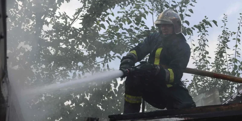 У Вінниці рятувальники ліквідували пожежу на території приватної садиби