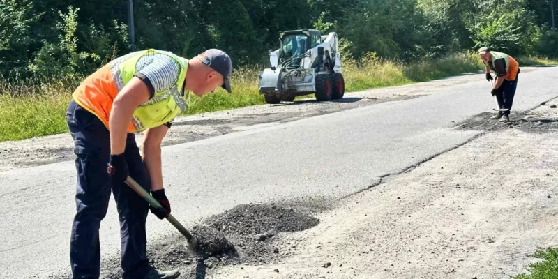 Вінницькі Хутори: Продовжено Ямковий Ремонт Дорожнього Покриття