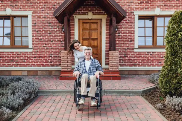 Австралійка живе в будинку для літніх людей та вважає це найкращим