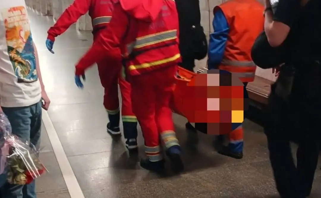 Перелом стегнової кістки, струс мозку та множинні забої: через зачепера на «синій» лінії зупиняли метро