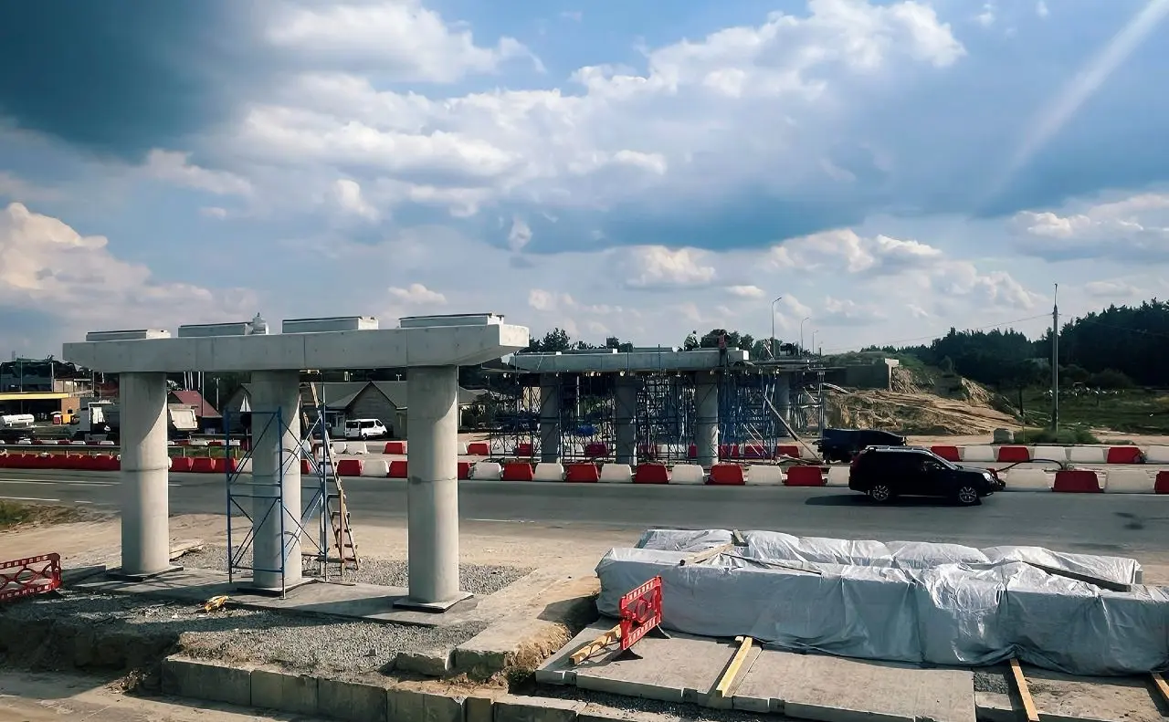На Київщині триває відновлення шляхопроводу, що постраждав під час вторгнення російських військ у 2022 році. ФОТО
