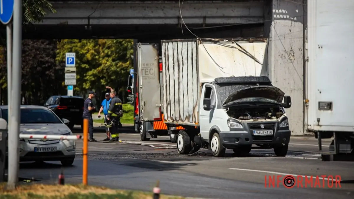 У Дніпрі на Січеславській Набережній через обірвані дроти загорілася "ГАЗель": на місці працюють рятувальники та поліцейські