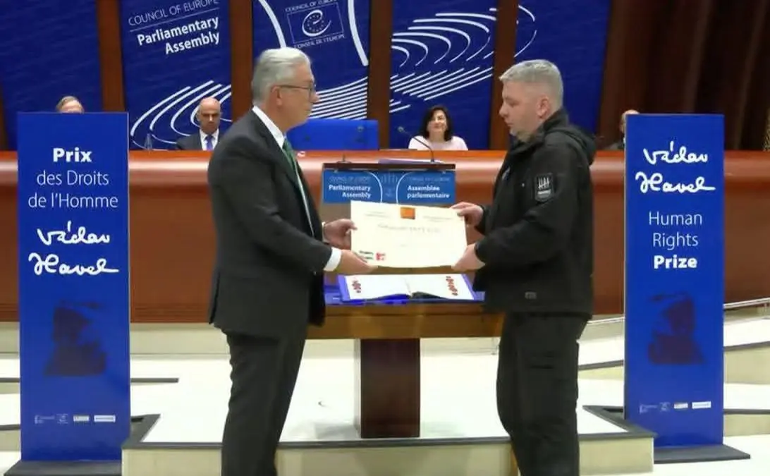 Звільненому з полону журналісту Максиму Буткевичу вручили премію імені Вацлава Гавела на сесії ПАРЕ