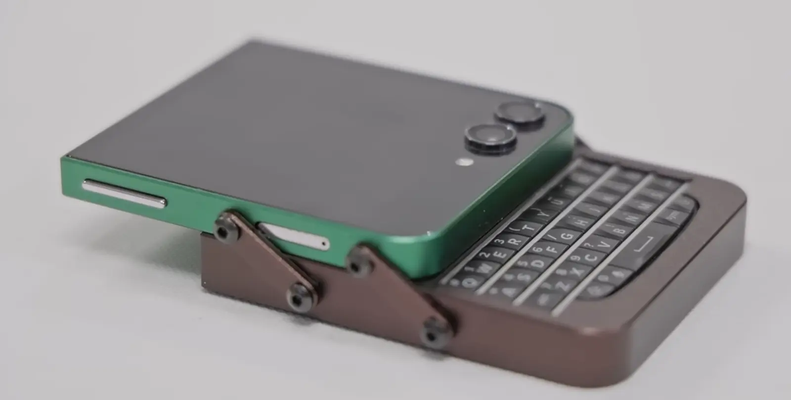 Ентузіаст перетворив зламаний Galaxy Flip 5 на слайдер із клавіатурою BlackBerry
