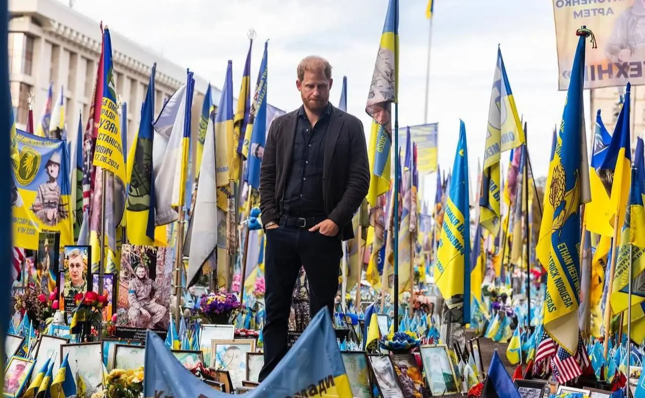 Під час візиту до Києва принц Гаррі відвідав народний меморіал на Майдані Незалежності. ФОТО