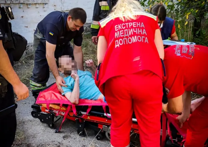 На Київщині чоловік у стані алкогольного сп’яніння стрибнув у колодязь