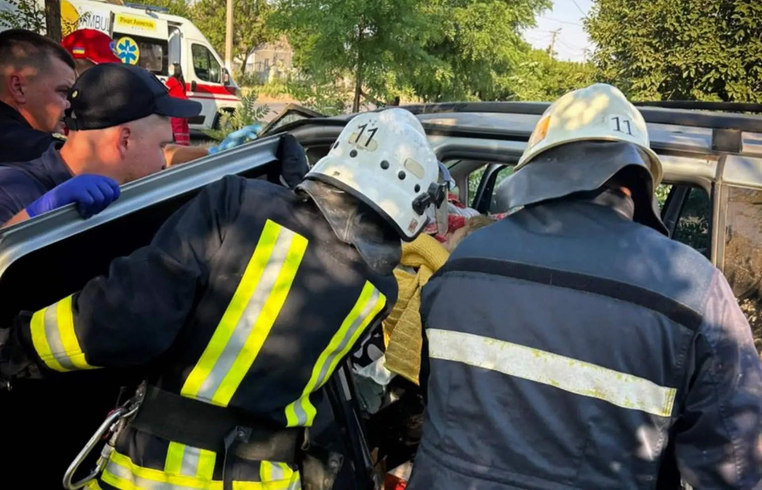 На Одещині іномарка в’їхала в дерево: постраждалу жінку деблокували з понівеченого авто