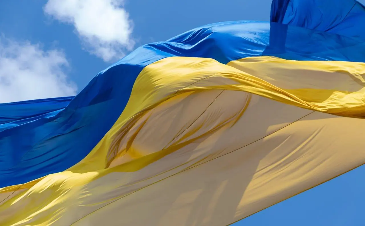 Через прогнозовану негоду у столиці тимчасово приспустили головний прапор України