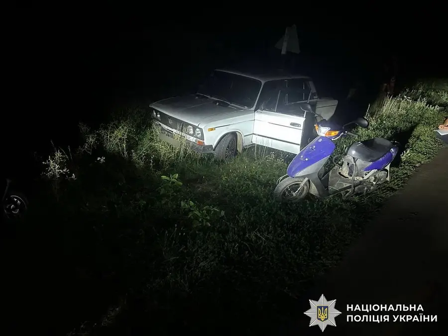 Двоє дівчат на мопеді не розминулись з машиною, за кермом якої був п’яний водій