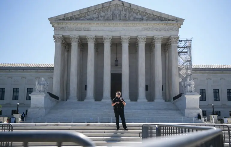 Міграційна політика Трампа: Верховний суд США дозволив рейди проти людей на основі їх раси чи мови