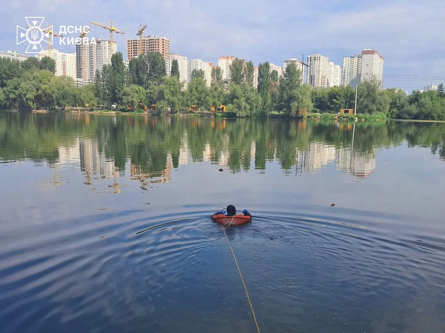 У Дарницькому районі рятувальники дістали з озера тіло потонулого чоловіка