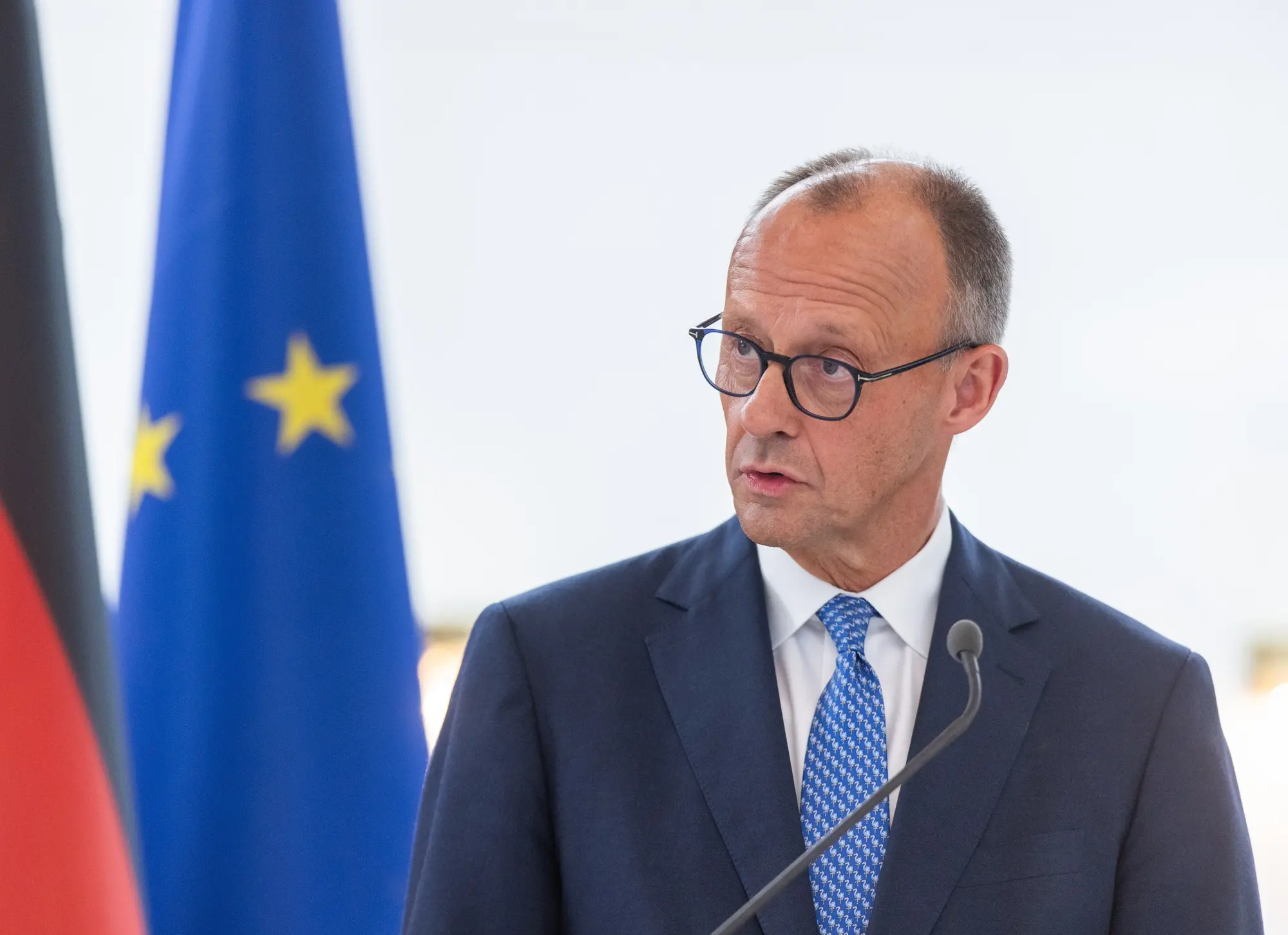 Мерц заявил, что Германия пока не обсуждает направление сухопутных войск в Украину