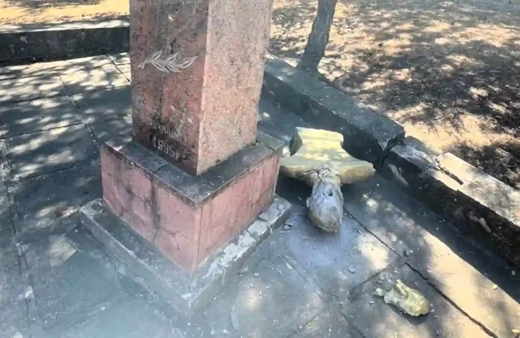 В Одесі розтрощили пам’ятник Посмітному
