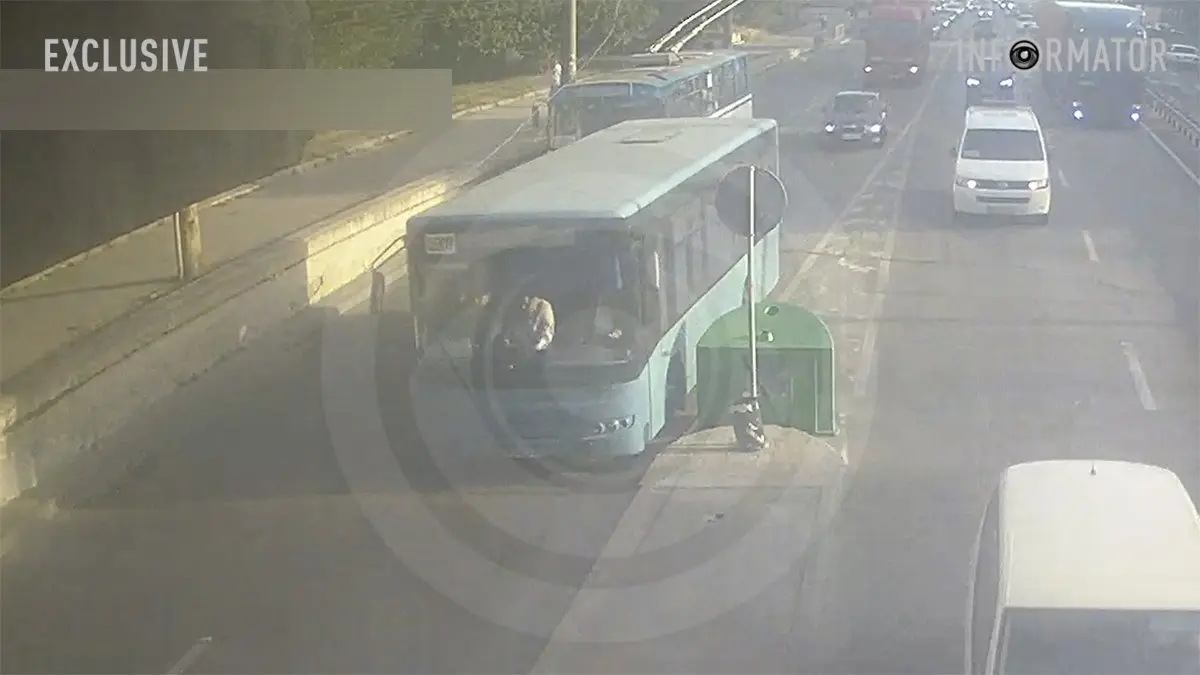 Відео моменту: у Дніпрі на Слобожанському проспекті автобус обірвав контактну мережу та спричинив затор