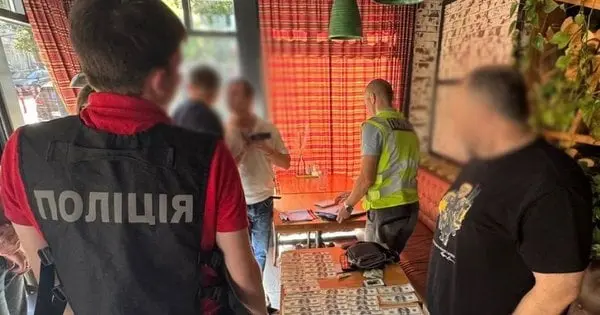 Посадовець Міноборони працевлаштовував на оборонний завод за 10 тис. доларів