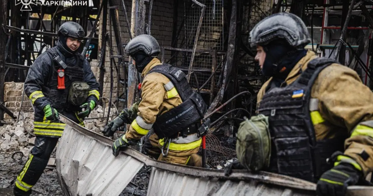 Рятувальники загасили пожежу після обстрілу ринку "Барабашово": фото
