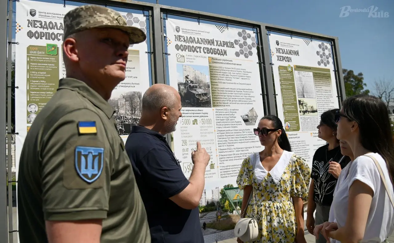«Волю вільних не зламати»: у Києві відкрили вуличну виставку про героїчні українські міста. ФОТОРЕПОРТАЖ