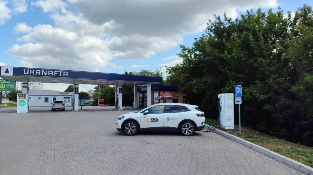  "Укрнафта" почала масштабно встановлювати зарядні станції для електромобілів 