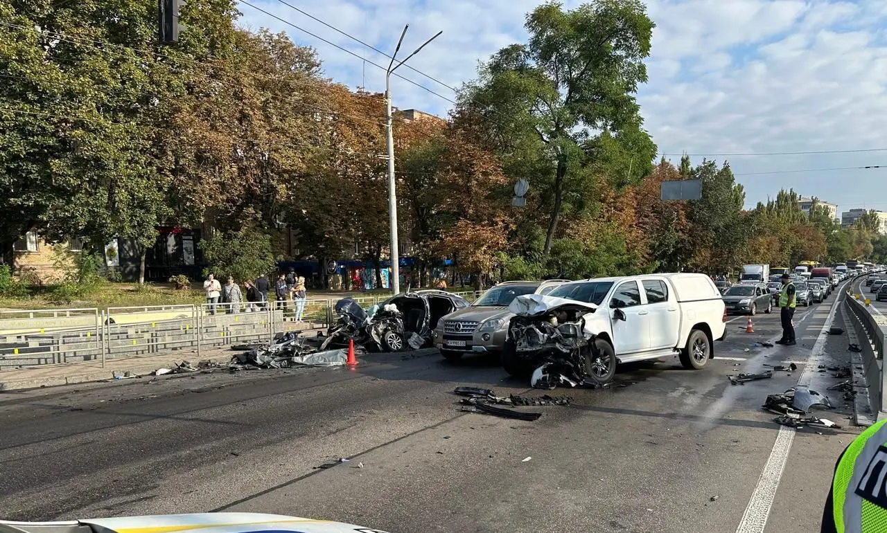 У Києві військовий влаштував ДТП: загинули двоє людей, серед них — поліцейський
