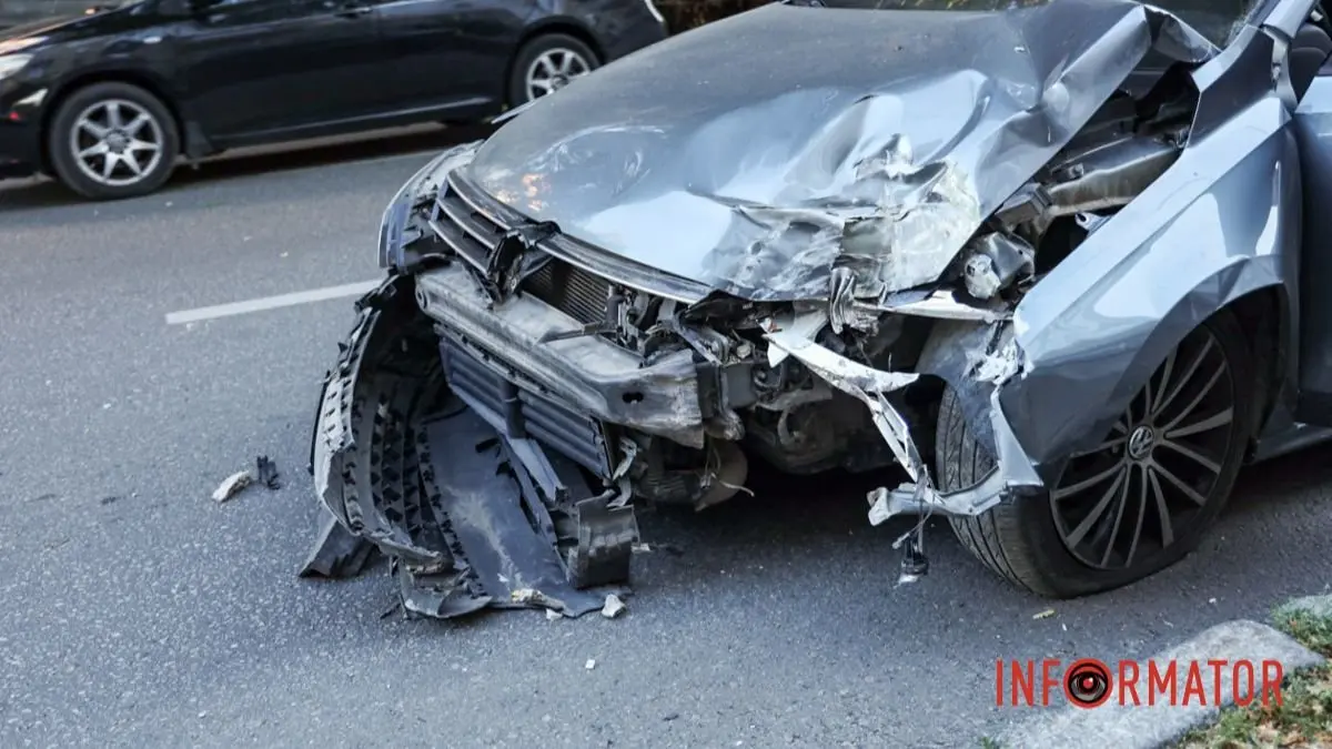 У Дніпрі на Січових Стрільців Volkswagen врізався в електроопору: рух ускладнено