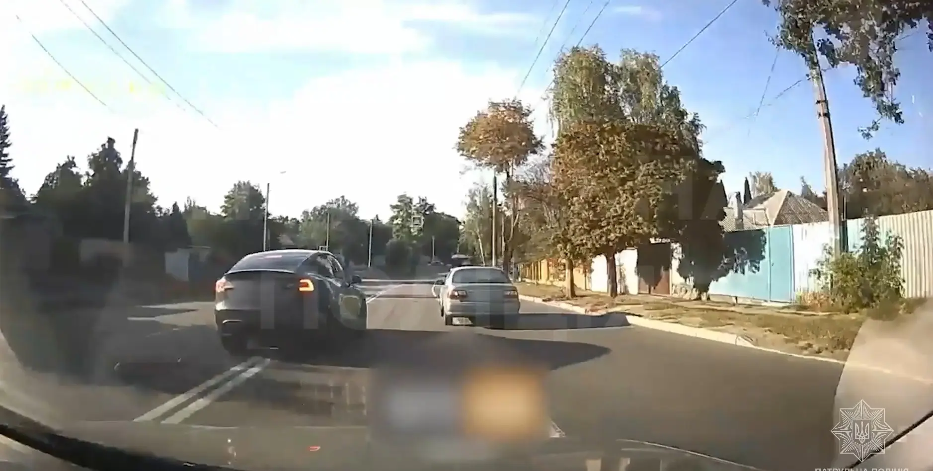Tesla по зустрічній смузі їздила вулицями Харкова (відео)