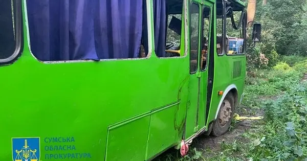 Росіяни вдарили дроном по рейсовому автобусу на Сумщині, троє загиблих