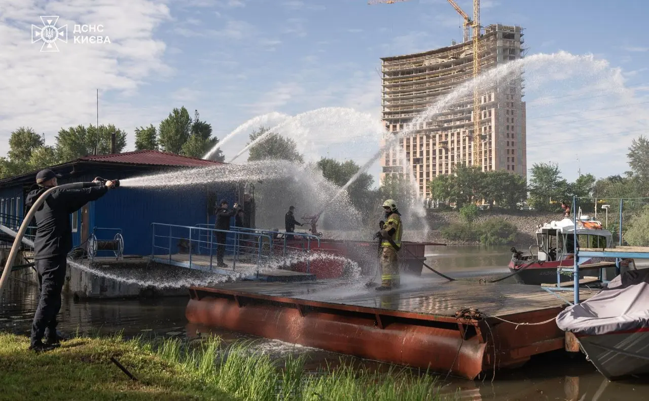 Облили водою зі стволів пожежного корабля: київські рятувальники провели колегу на пенсію