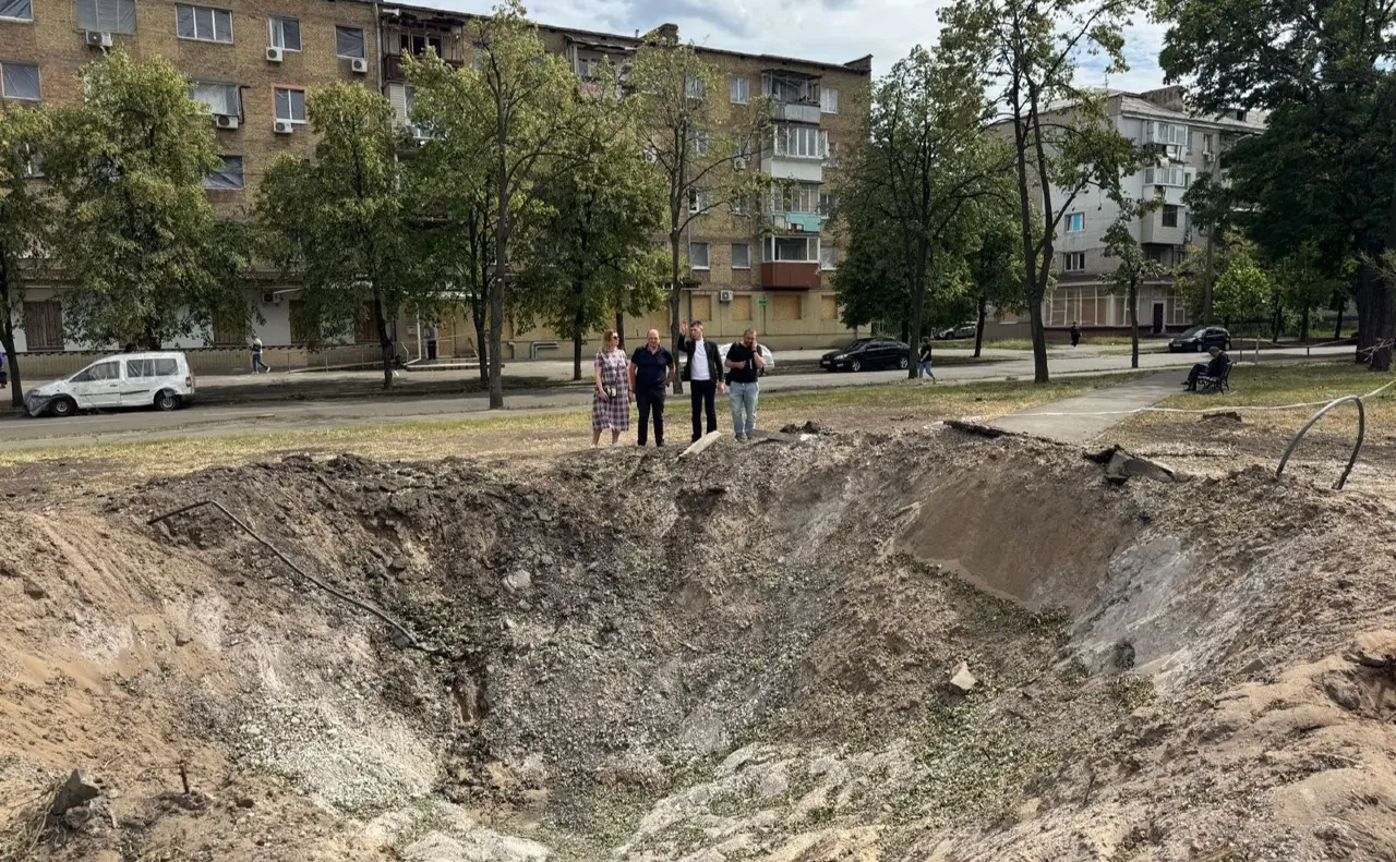 У Дарницькому районі досі триває ліквідація наслідків ракетної атаки