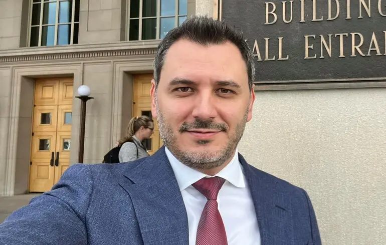 Депутат не зміг пояснити, чи треба Зеленському скасовувати указ про заборону переговорів із Путіним