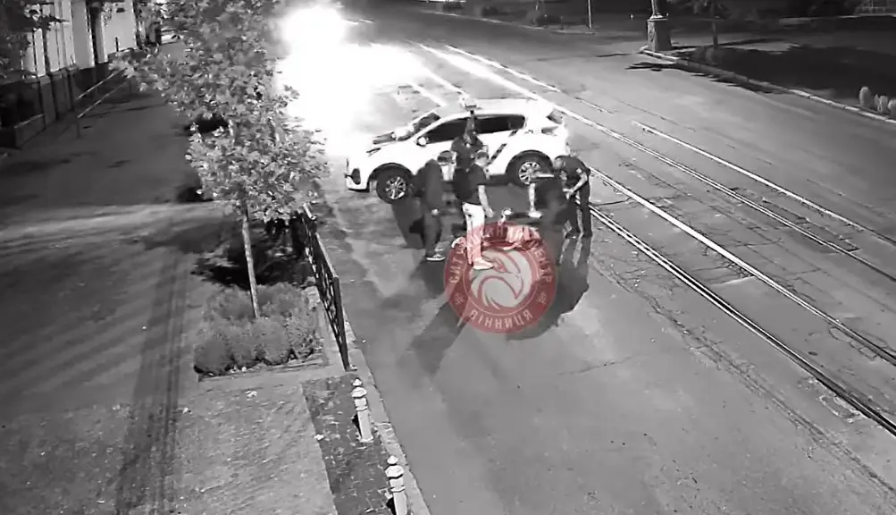У Вінниці на відеокамери потрапив момент, як хлопець втратив свідомість після падіння із самоката