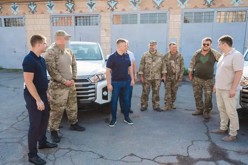 Міжрегіональний координаційний гуманітарний штаб передав два позашляховики президентській бригаді та навчальному центру безпілотних систем