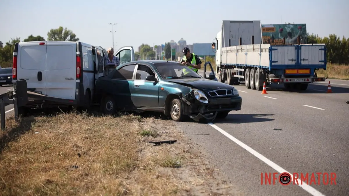Вилетіли на узбіччя: на в'їзді у Дніпро Daewoo зачепив фуру та врізався у Renault