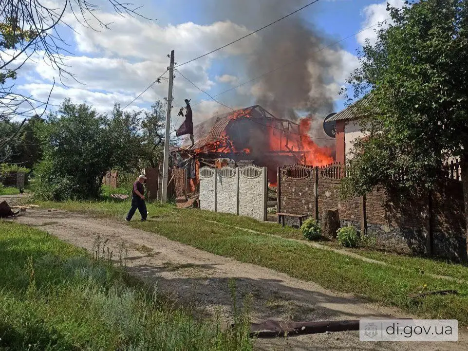 Ворог обстріляв з РСЗВ два прикордонних селища у Харківській області (фото)