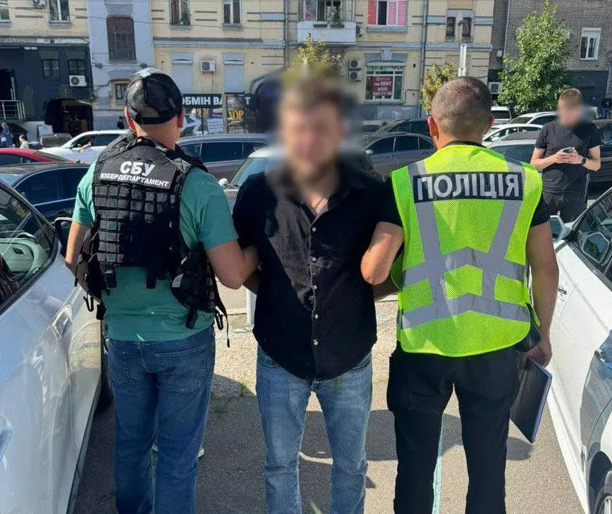 Поліція Києва затримала ділка, що “заробив” на ухилянтові 15 тис. доларів