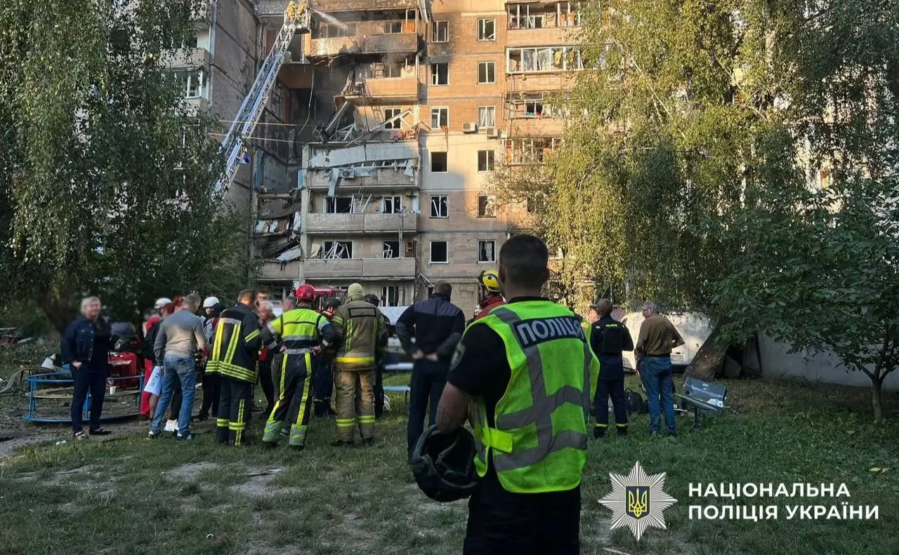 Під час нічної атаки рф поранений столичний патрульний