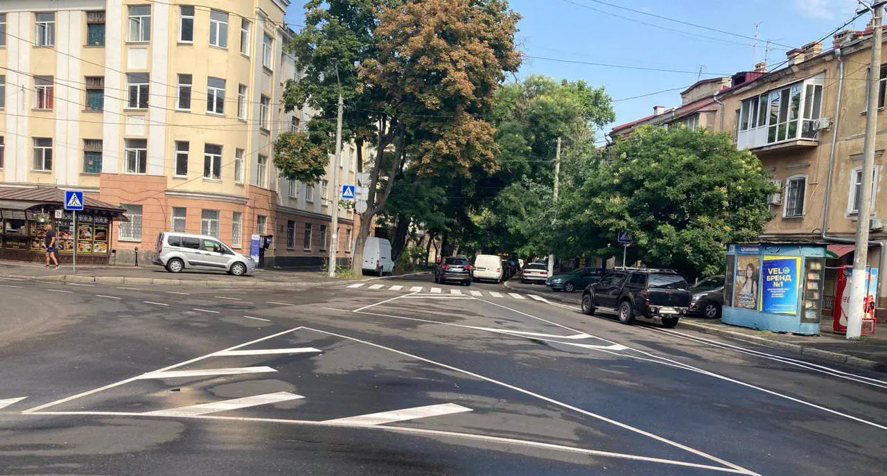 Комунальники оновлюють дорожню розмітку в Одесі